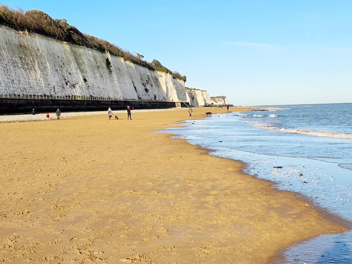 Vitamin Sea - Beachfront Apartment - Sleeps 4 Ramsgate Eksteriør billede