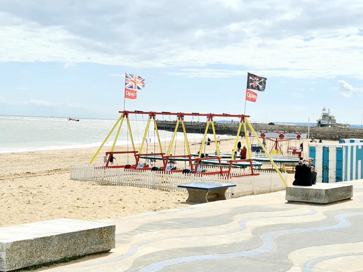 Vitamin Sea - Beachfront Apartment - Sleeps 4 Ramsgate Eksteriør billede